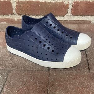 Native Jefferson Slip-On Kids Sandals in Navy and White, size 3